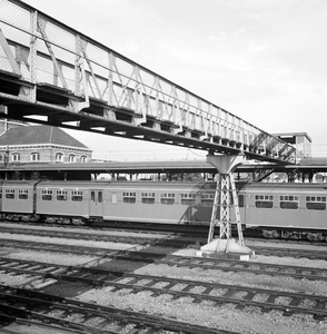859289 Gezicht op de voetbrug van het N.S.-station Geldermalsen te Geldermalsen.